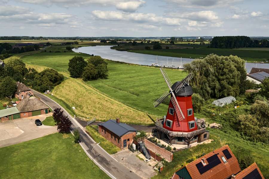 Historisk mølle får nyt liv med pandeplader, An der Fähre 3, 25573 Beidenfleth, Tyskland